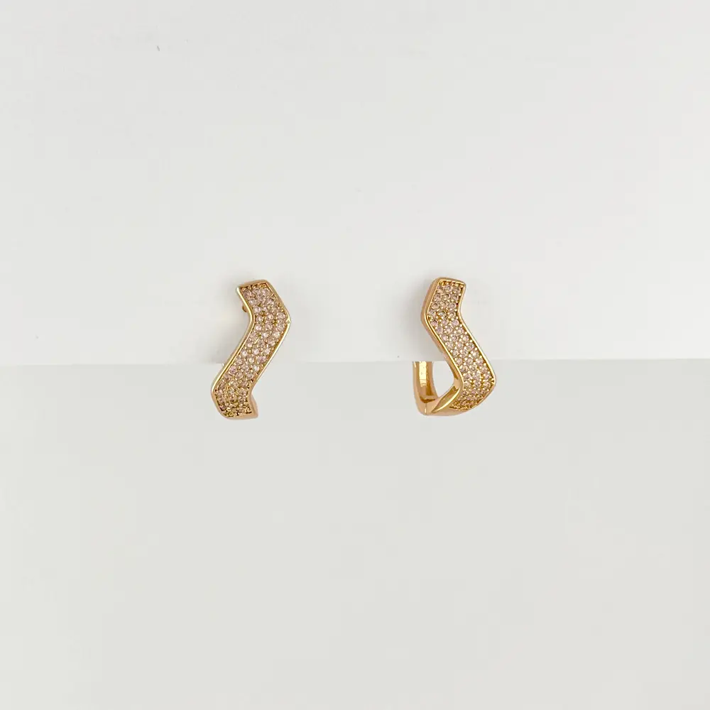 Aretes en Rodinado Gold Champagne broche catalán zigzag microcircones blancos 1.5 cm