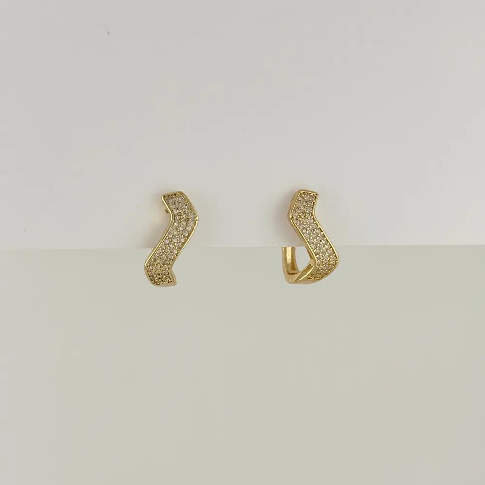 Aretes en Rodinado Gold Champagne broche catalán zigzag microcircones blancos 1.5 cm