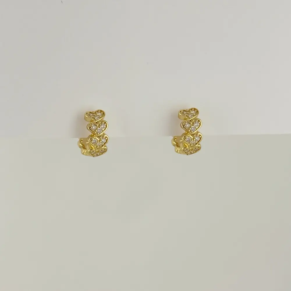 Argolla huggie en Rodinado Gold Champagne corazones microcircones blancos 1.4 cm