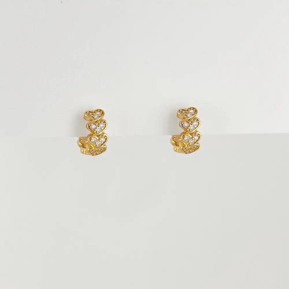 Argolla huggie en Rodinado Gold Champagne corazones microcircones blancos 1.4 cm
