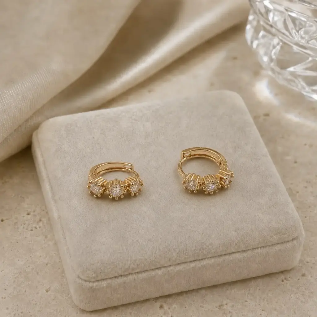 Argolla huggie en Rodinado Gold Champagne círculos circones blancos 1.2 cm