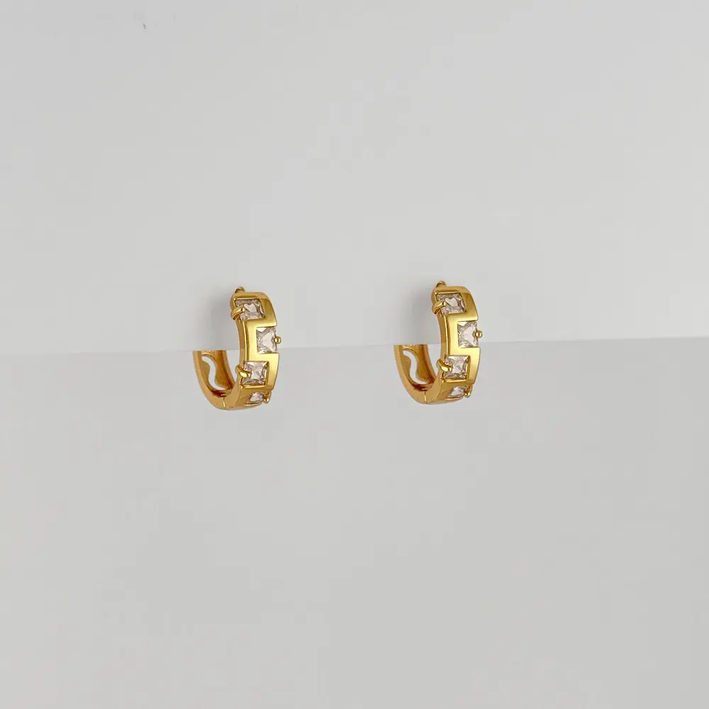 Argolla huggie en Rodinado Gold Champagne tetris cristales blancos 1.4 cm