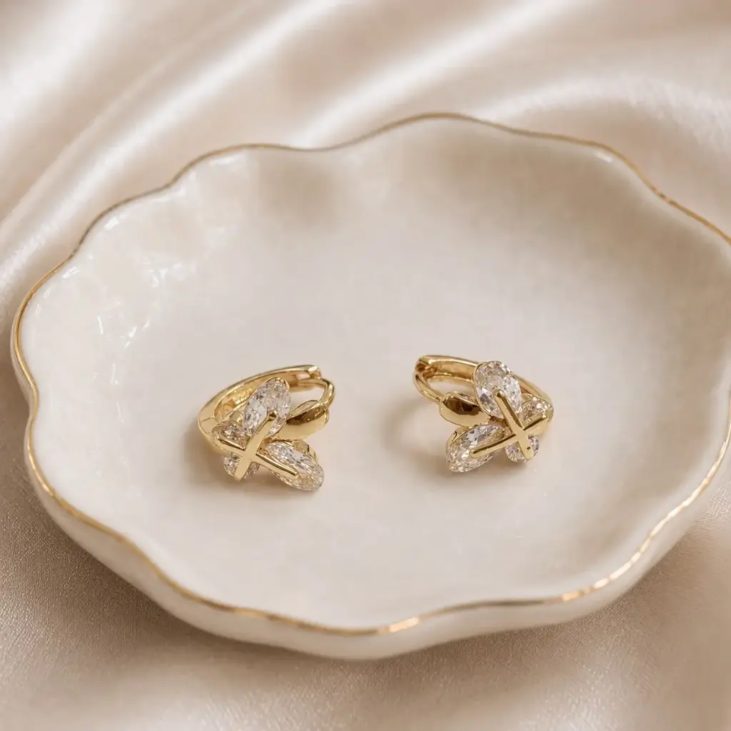 Argolla huggie en Rodinado Gold Champagne mariposa cristales blancos 1 cm