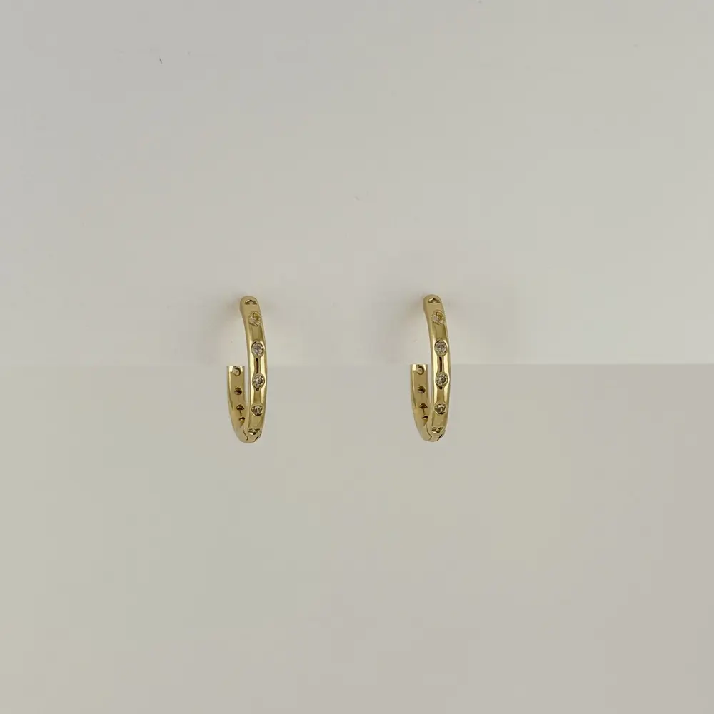 Argolla huggie en Rodinado Gold Champagne delgada circones blancos 1.6 cm