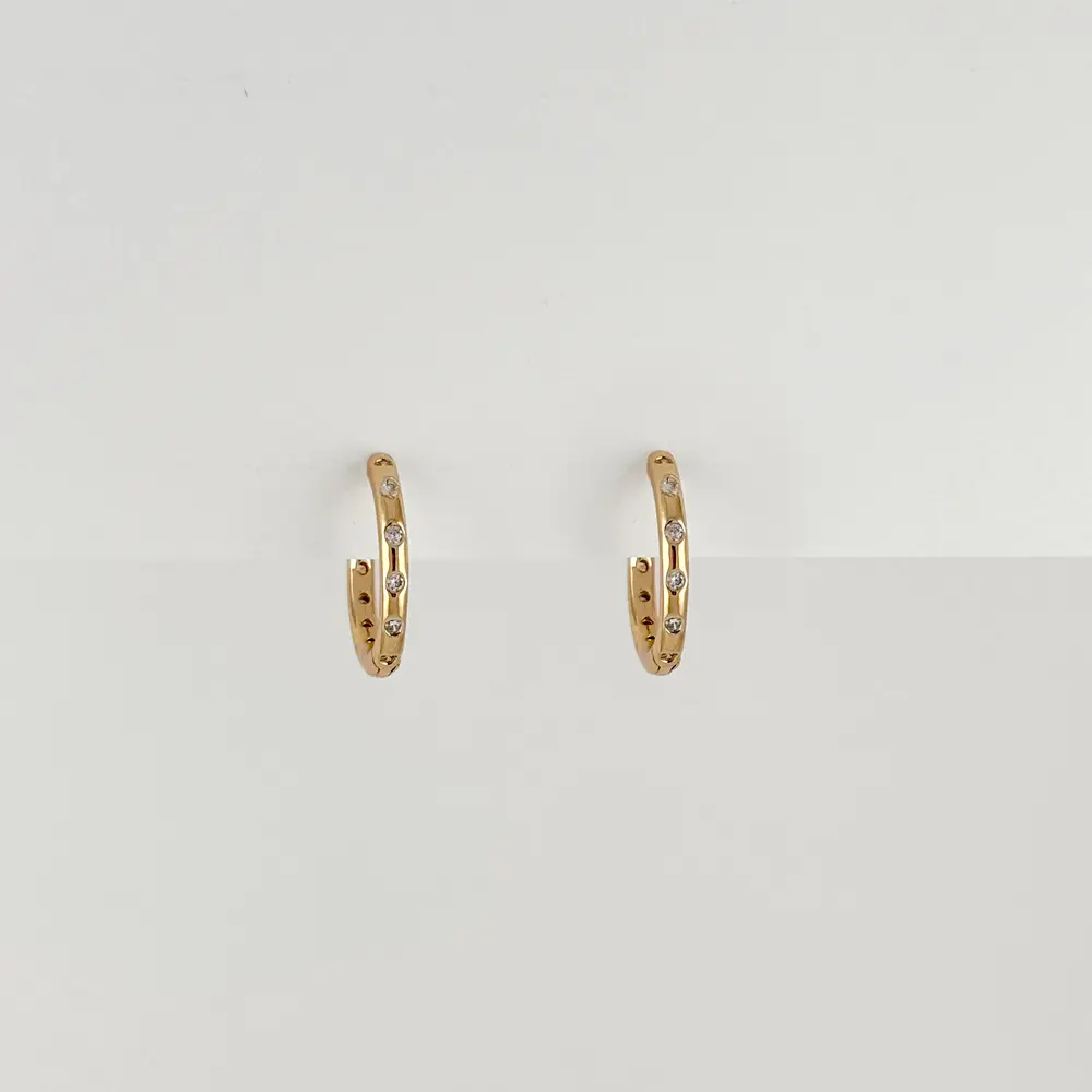 Argolla huggie en Rodinado Gold Champagne delgada circones blancos 1.6 cm