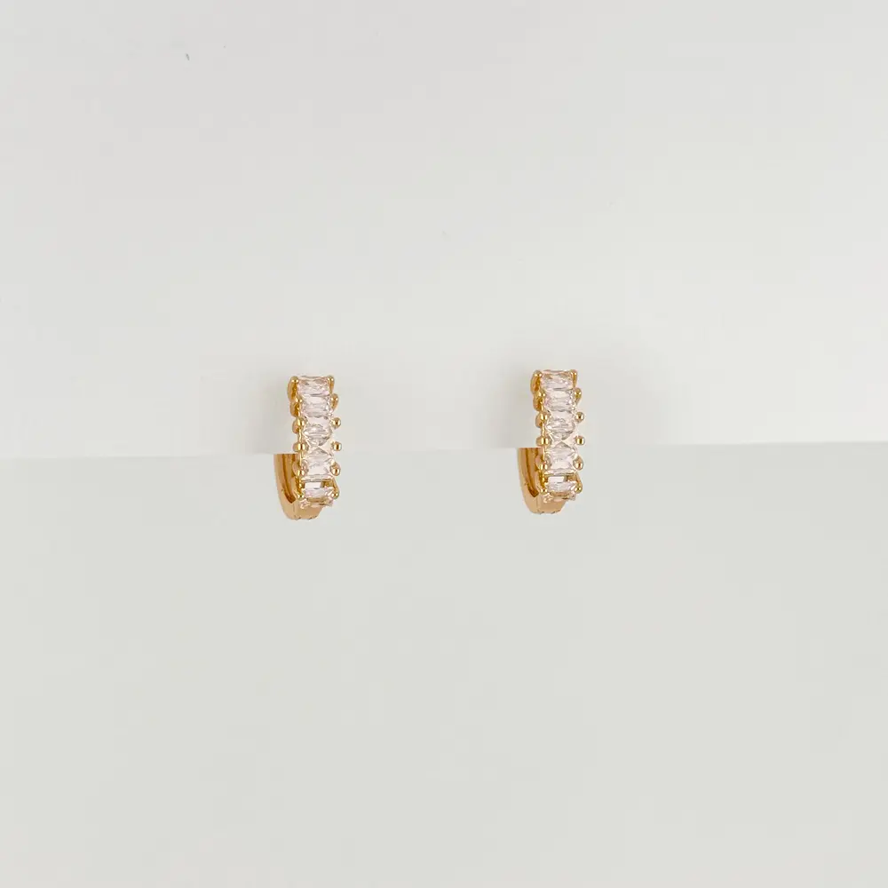 Argolla huggie en Rodinado Gold Champagne cristal baguette rectángular 1.3 cm
