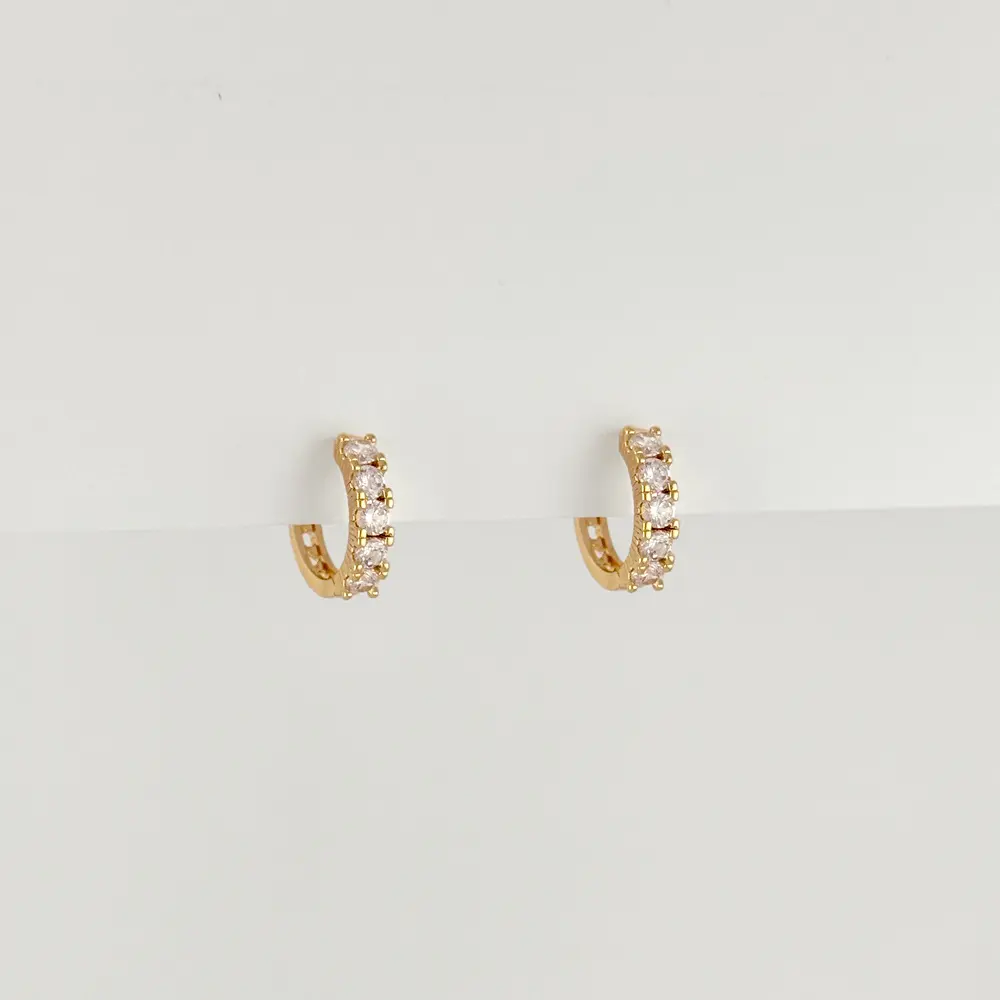 Argolla huggie en Rodinado Gold Champagne circones blancos 1.3 cm