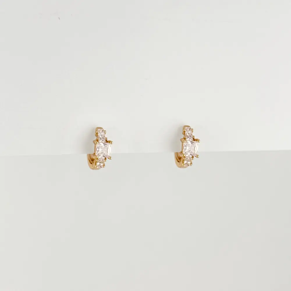 Argolla huggie en Rodinado Gold Champagne tipo solitario cristal cuadrado 1.2 cm