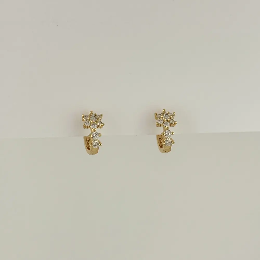 Argolla huggie en Rodinado Gold Champagne flor circones blancos 1.3 cm 