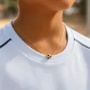 Collar en rodinado gold dije pelota fútbol microcircón blanco