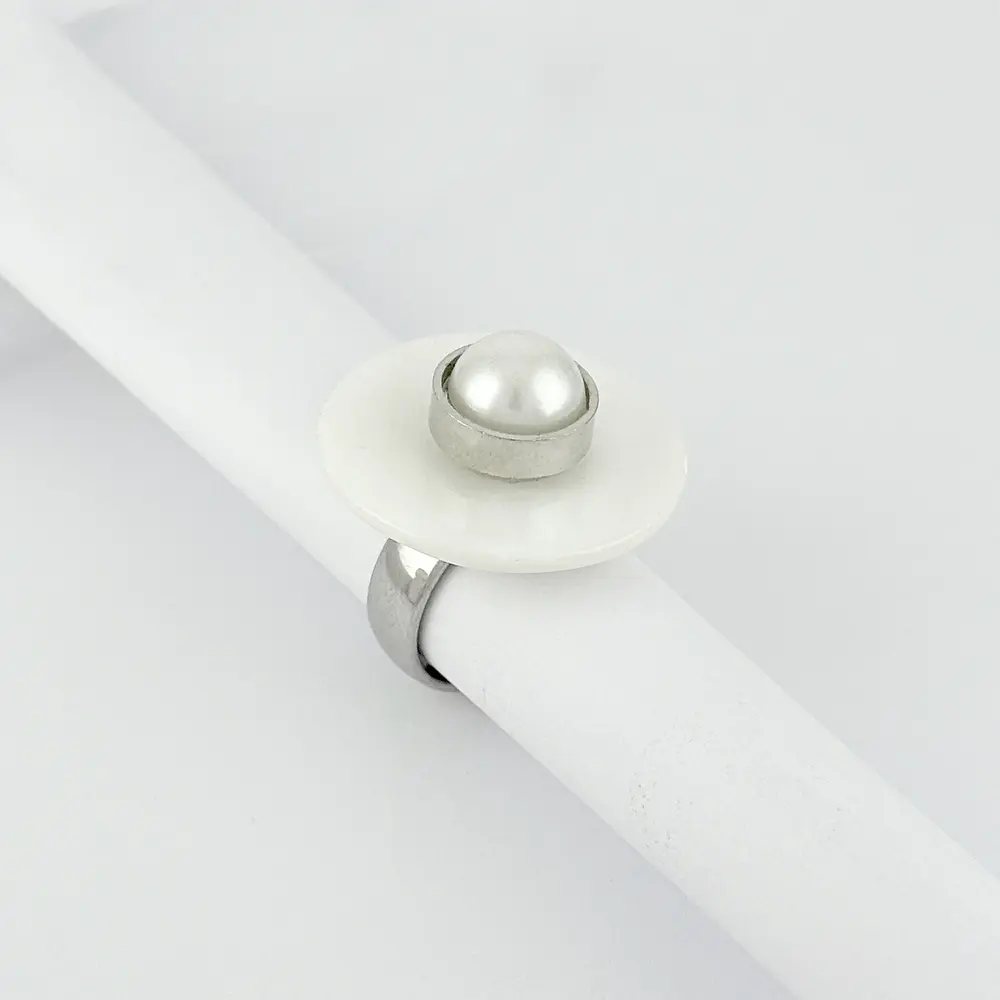 Anillo en acero silver recina blanca perla modelo 2