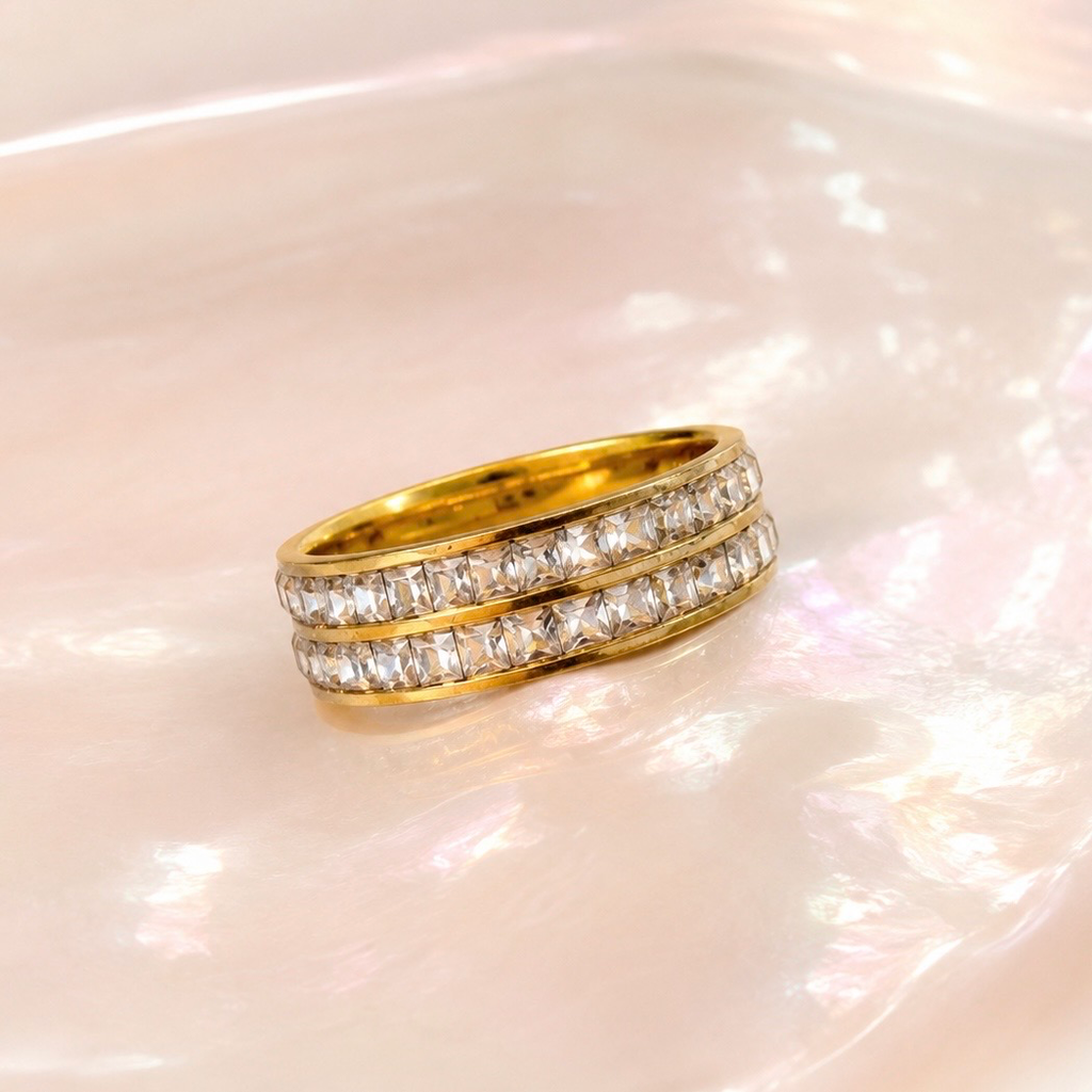Anillo en acero gold aro doble cristales