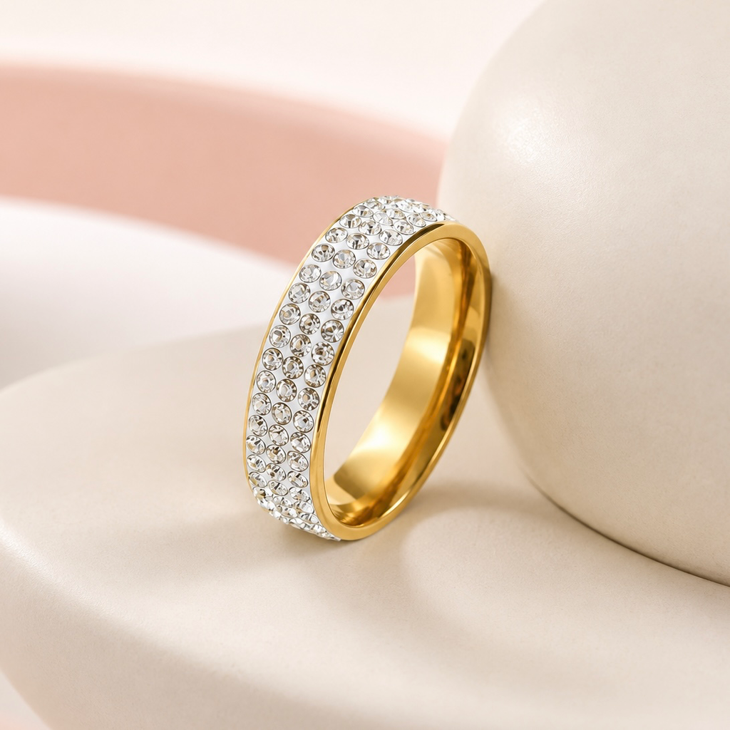 Anillo en acero gold tres línea microcircones blancos