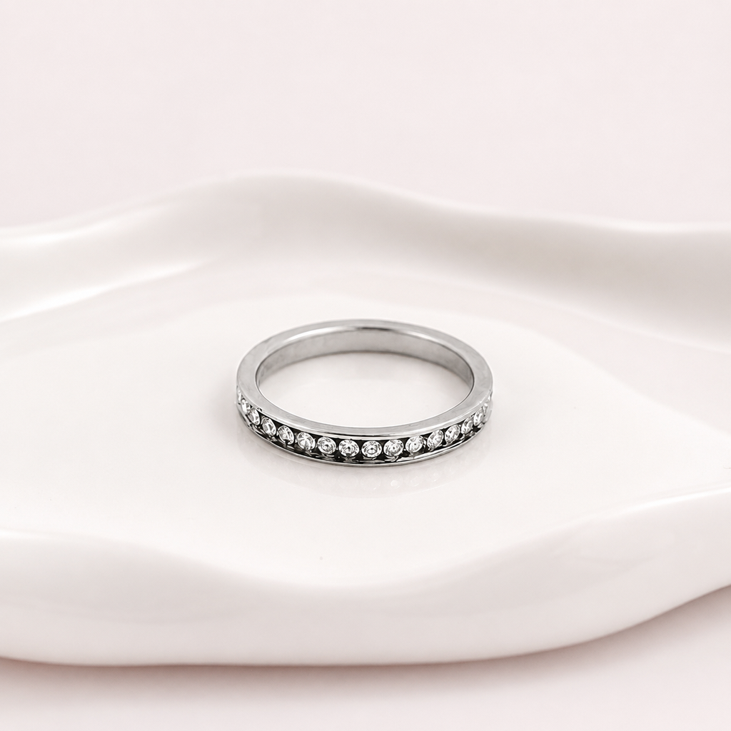 Anillo en acero silver cintillo circones blancos