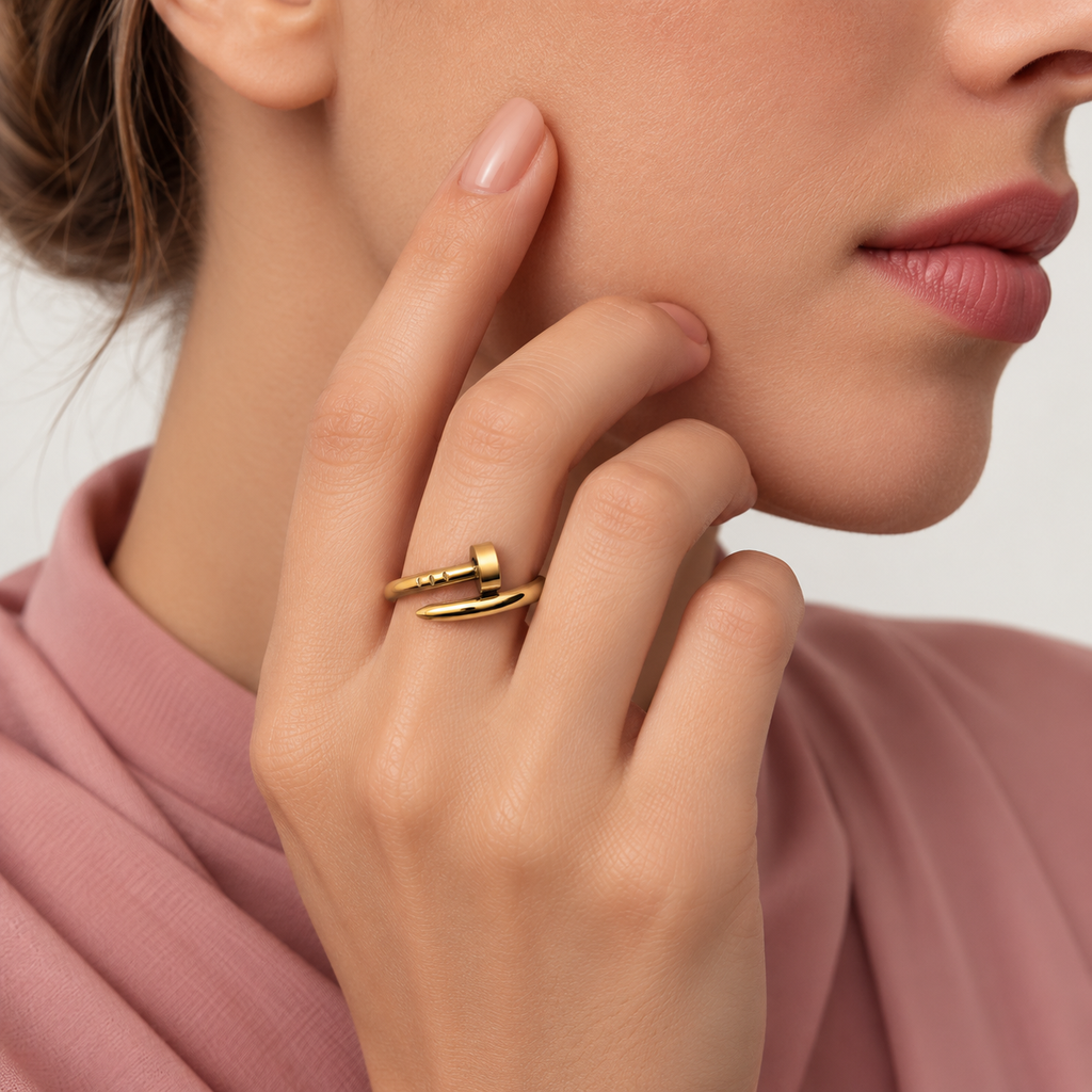 Anillo en acero gold clavo cartier modelo 2