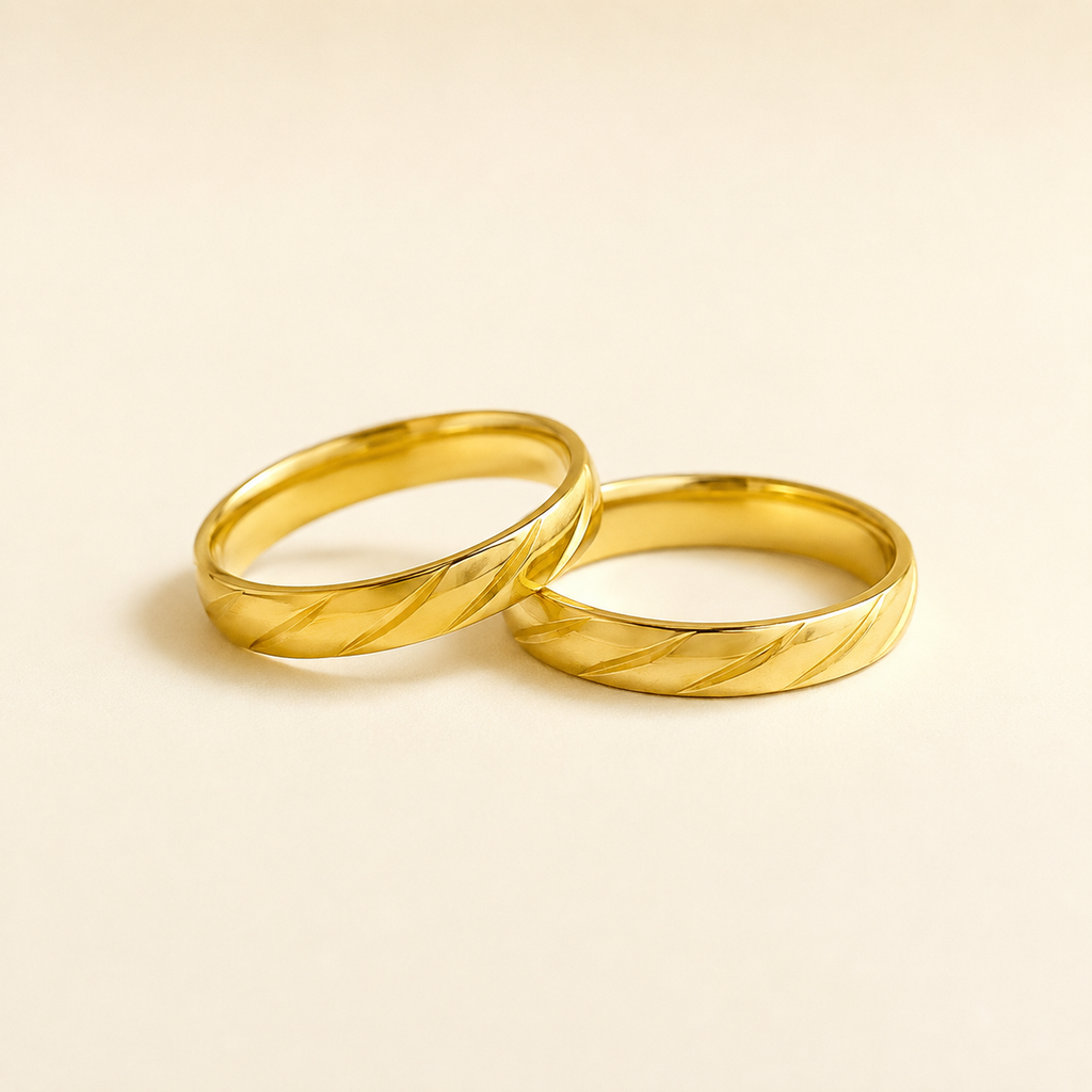Anillo en acero inoxidable gold aro liso tipo alianza modelo 4 x unidad
