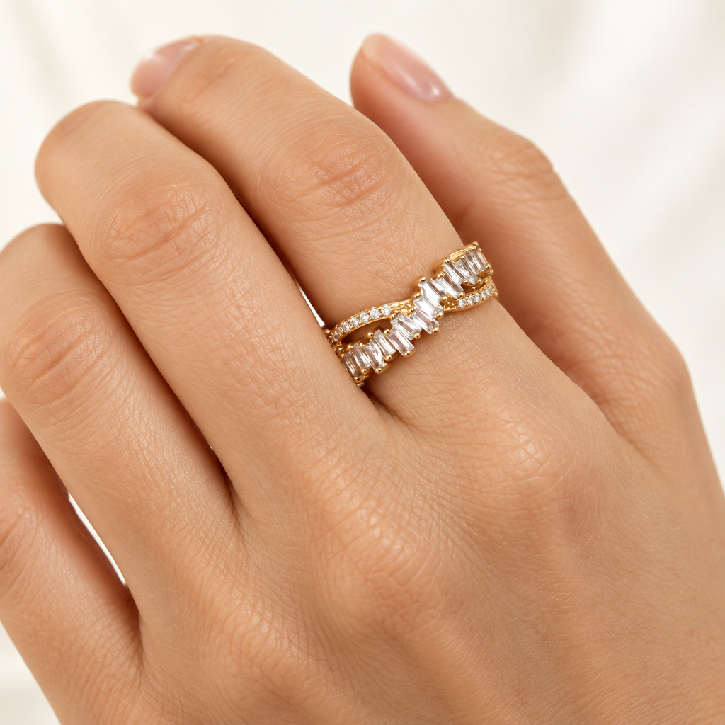 Anillo rodinado especial enjoyado cruzado cristales blancos