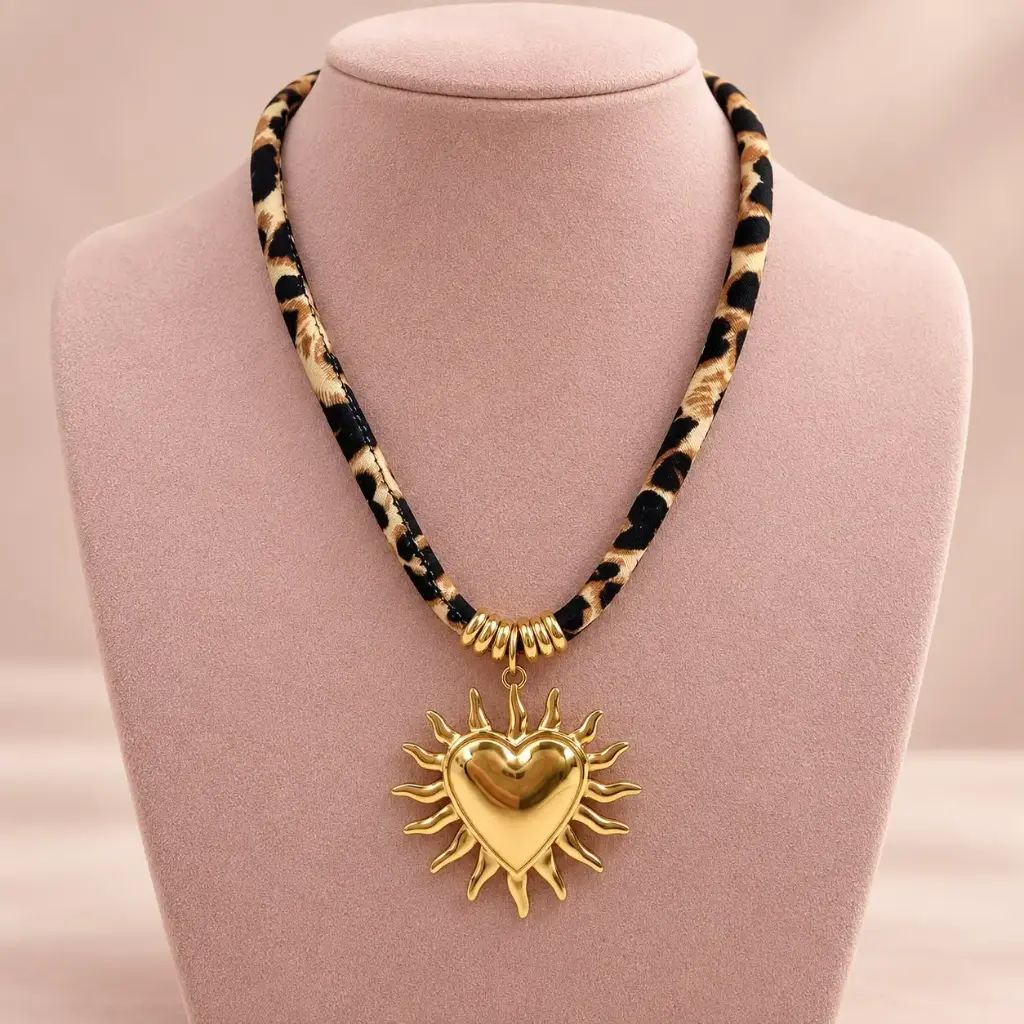 Collar en Acero Inoxidable dorado animal print corazón sol