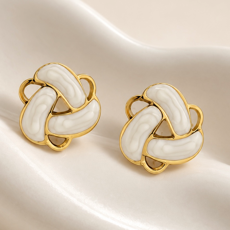 Arete en Acero Inoxidable gold nudo trébol esmaltado blanco 