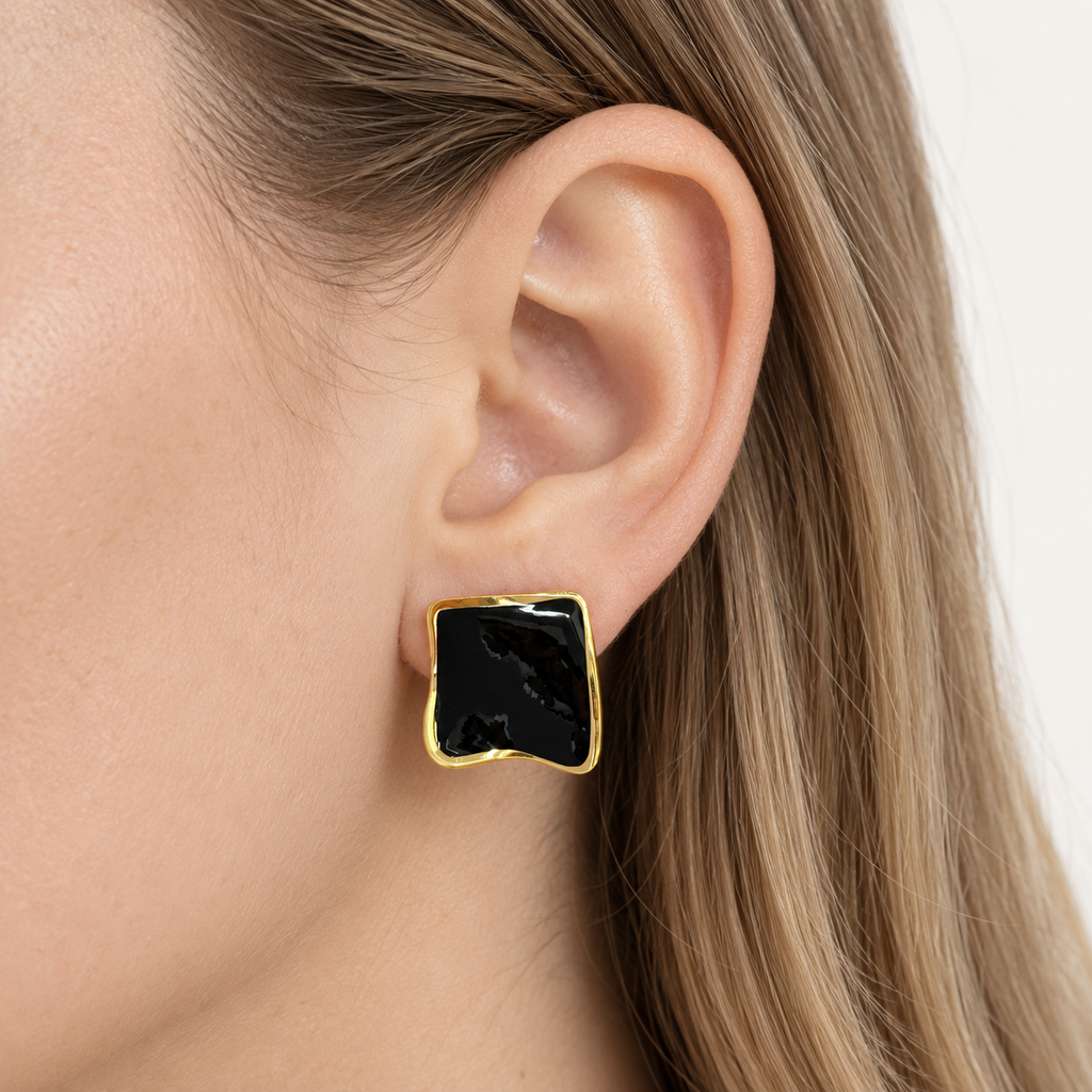 Arete en Acero Inoxidable gold cuadrado esmaltado negro 