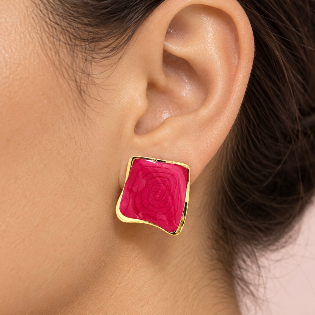 Arete en Acero Inoxidable gold cuadrado esmaltado rojo frambuesa 