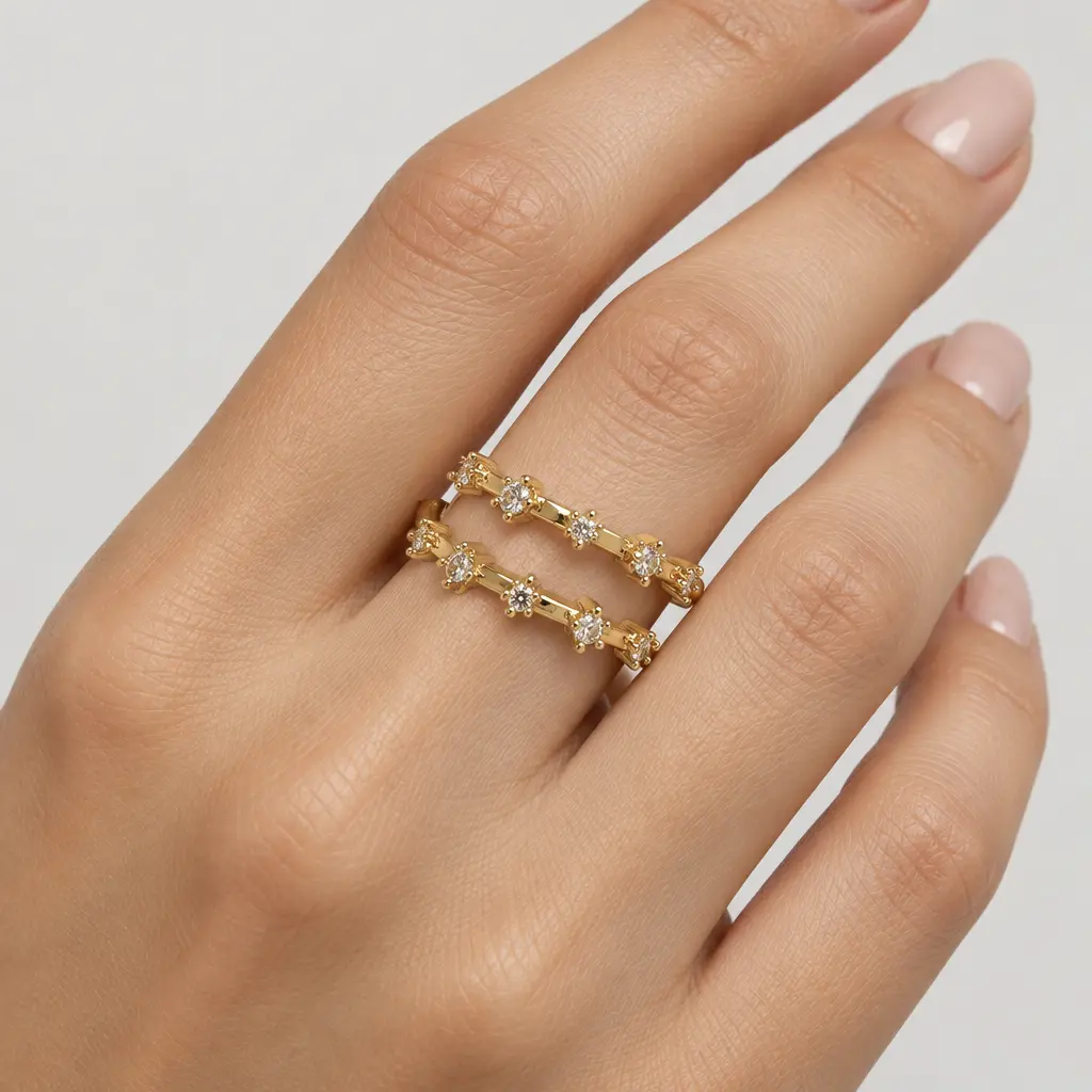 Anillo en rodinado plateado cristal color