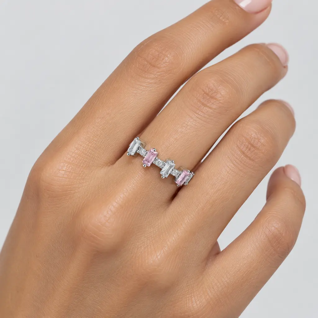 Anillo en rodinado plateado cristal color