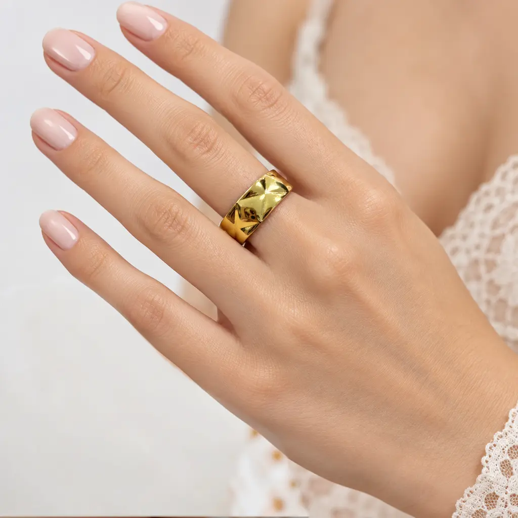 Anillo en rodinado dorado cristal color