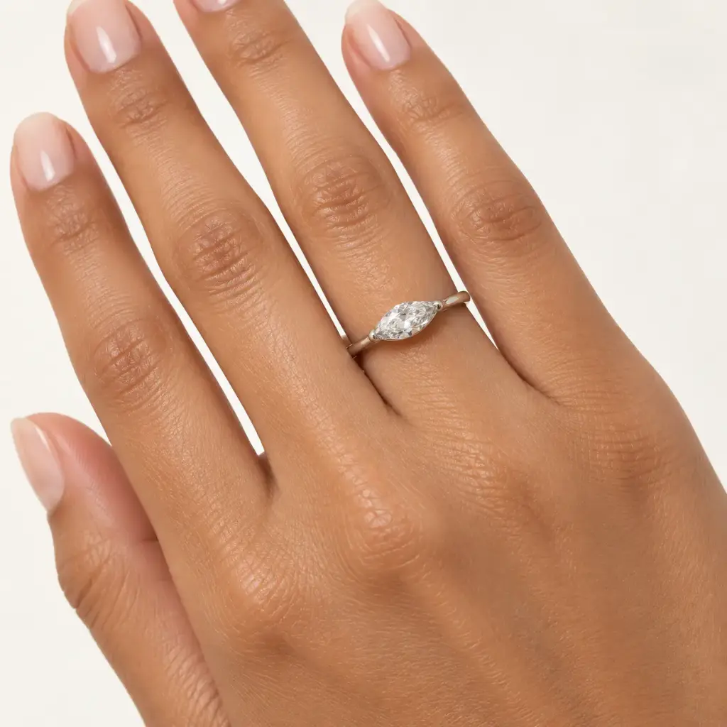 Anillo en acero inoxidable plateado premium cristal gota solitario 316L