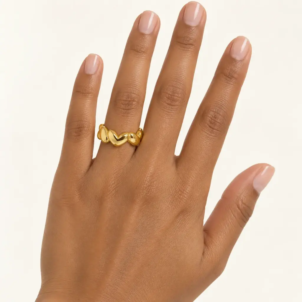 Anillo en acero inoxidable dorado premium corazones 316L