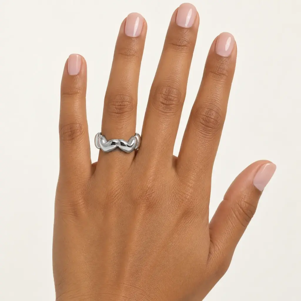 Anillo en acero inoxidable plateado premium corazones 316L
