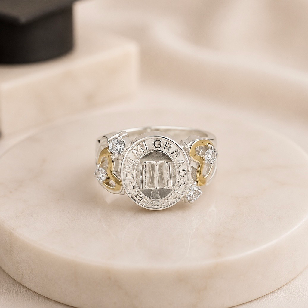 Anillo plata 925 y laminado oro grado ovalo escudo laterales corazones