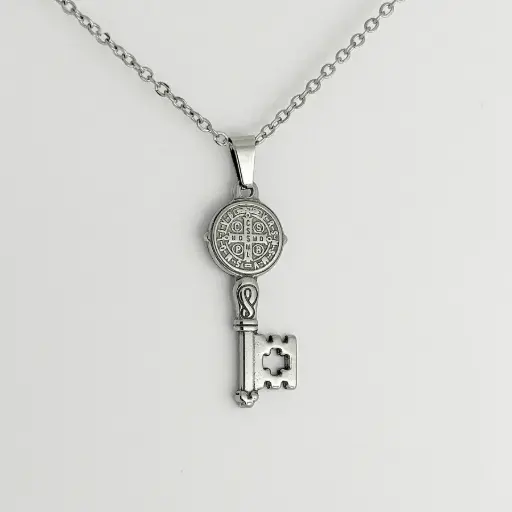 [AC-CDD-108] Cadena con dije en acero silver llave san benito 50 cm