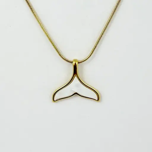 [AC-CDD-140] Collar en acero gold dije colita sirena nácar