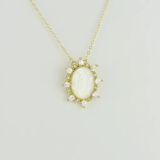 [G-CDD-132] Collar en rodinado gold línea especial medalla nácar cristales 