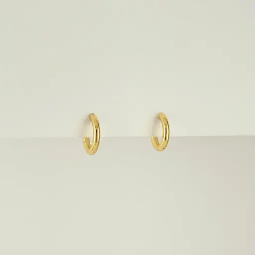 [G-AR-324] *ARGOLLA HUGGIE EN RODINADO GOLD TIPO HILO 12MM