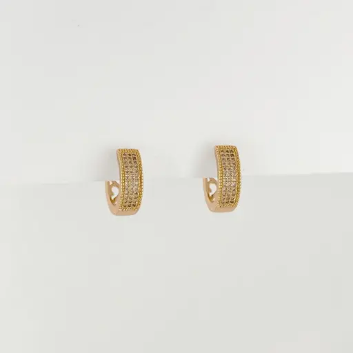 [G-AR-479] Argolla huggie en Rodinado Gold Champagne ancha triple línea microcircones blancos 1.7 cm