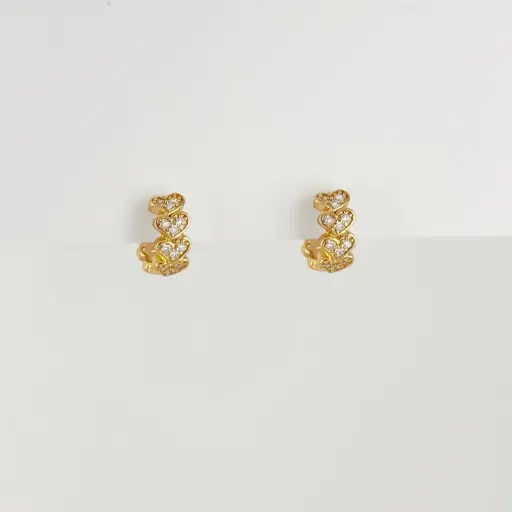 [G-AR-482] Argolla huggie en Rodinado Gold Champagne corazones microcircones blancos 1.4 cm