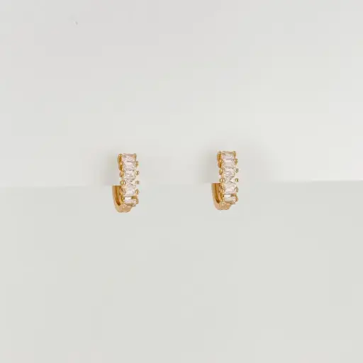 [G-AR-493] Argolla huggie en Rodinado Gold Champagne cristal baguette rectángular 1.3 cm
