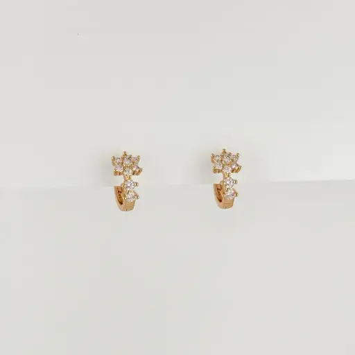 [G-AR-498] Argolla huggie en Rodinado Gold Champagne flor circones blancos 1.3 cm 