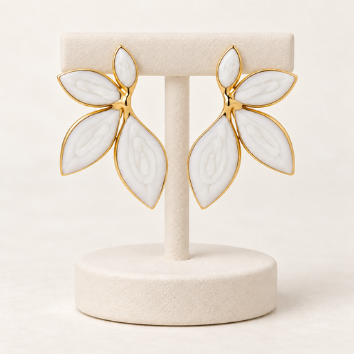 [AC-AR-493] Arete en Acero Inoxidable gold pétalos esmaltado blanco 