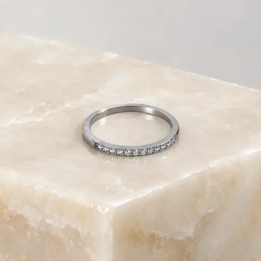 [AC-AN-427] Anillo en acero inoxidable plateado cintillo microcircones 316L