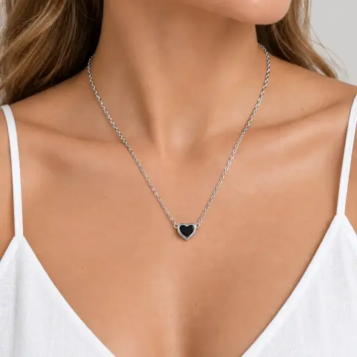 [AC-CDD-247] Collar en Acero Inoxidable plateado calidad 316L corazón esmaltado negro