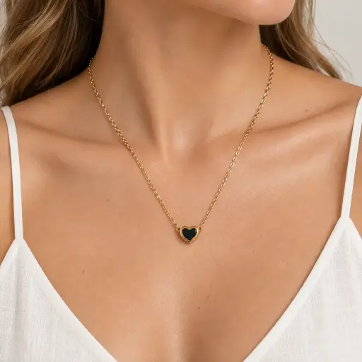 [AC-CDD-248] Collar en Acero Inoxidable dorado calidad 316L corazón esmaltado negro